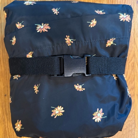 🌼 Madewell Packable Floral Rain Jacket NWOT Size Medium MSRP $98 Hooded Travel - Picture 4 of 7
